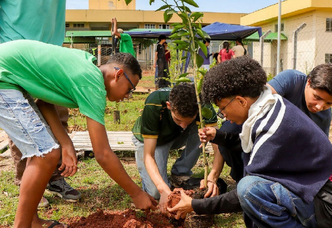 Ação ambiental em Senador Canedo promove plantio de mudas no IFG
