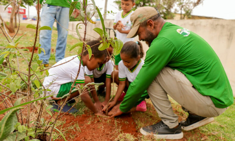 Ação de plantio em Senador Canedo celebra o Dia da Árvore com alunos