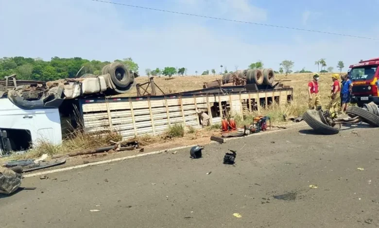 Acidente entre caminhão e carro mobiliza resgate em Porangatu