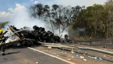 Acidente fatal na Br-153 termina com caminhão em chamas em São Luiz do Norte