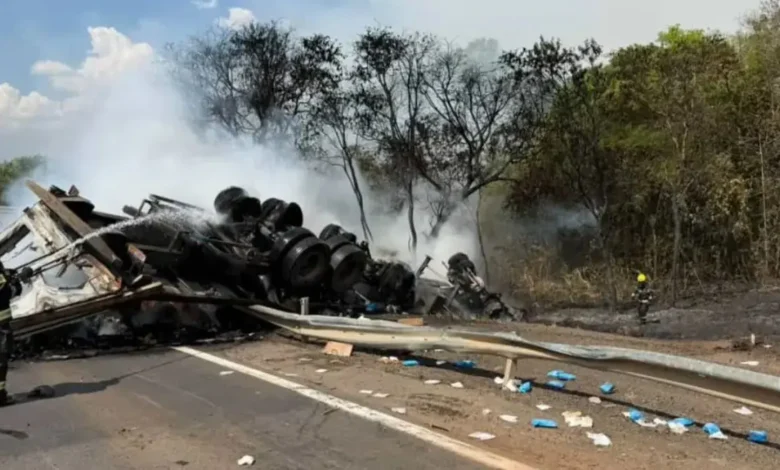 Acidente fatal na Br-153 termina com caminhão em chamas em São Luiz do Norte