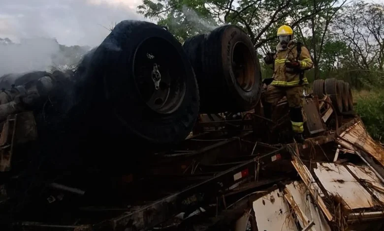 Acidente fatal na Br-364 em Jataí termina com carreta incendiada