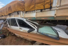 Acidente na Br-060 em Anápolis termina sem feridos após carro ser prensado por caminhão