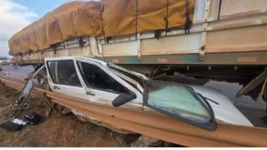 Acidente na Br-060 em Anápolis termina sem feridos após carro ser prensado por caminhão