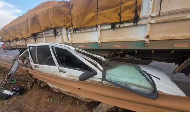 Acidente na Br-060 em Anápolis termina sem feridos após carro ser prensado por caminhão