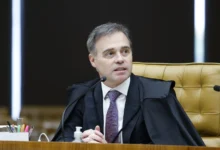 André Mendonça determina remoção de fake news envolvendo Flávio Bolsonaro e símbolos religiosos