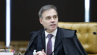 André Mendonça determina remoção de fake news envolvendo Flávio Bolsonaro e símbolos religiosos