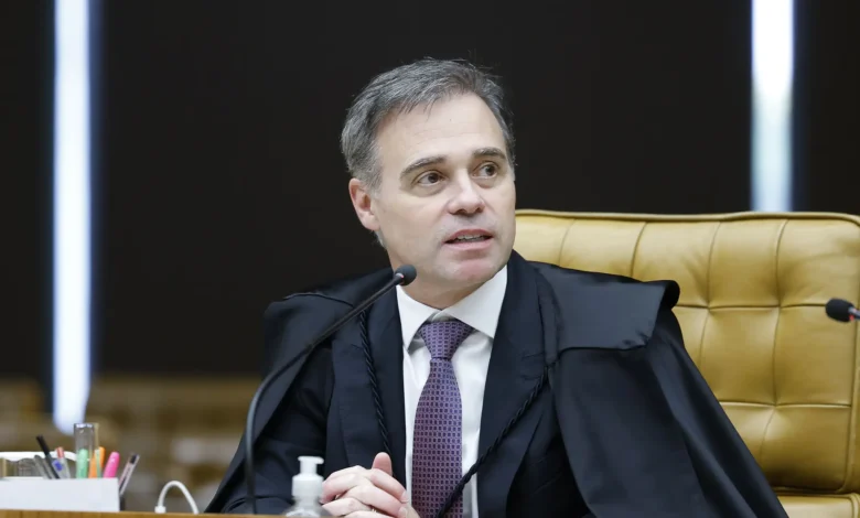 André Mendonça determina remoção de fake news envolvendo Flávio Bolsonaro e símbolos religiosos