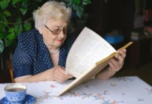 Aos 81 anos, idosa busca alfabetização em Goiânia para realizar sonho de ler a Bíblia