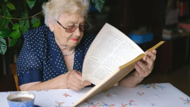 Aos 81 anos, idosa busca alfabetização em Goiânia para realizar sonho de ler a Bíblia