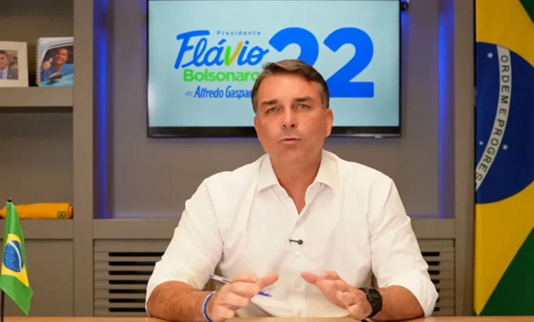 Assessora de Flávio Bolsonaro destinou R$ 199 mil a instituto de miliciano condenado por Marielle