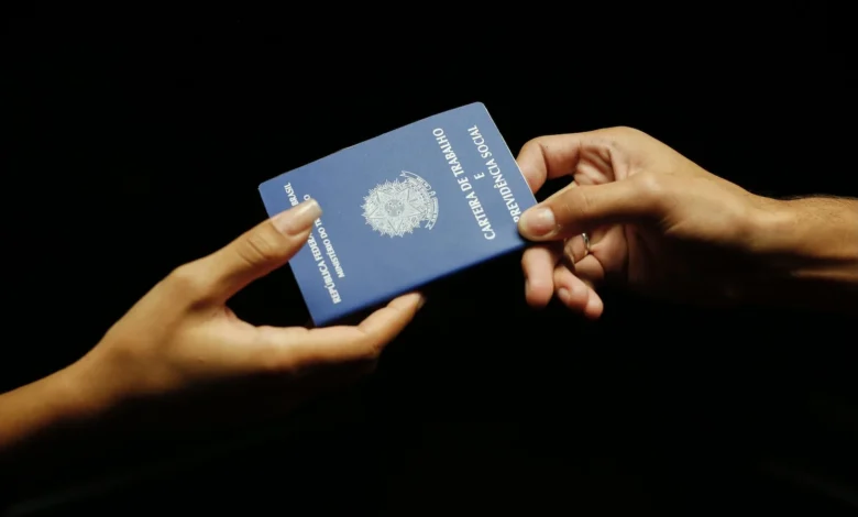 Brasil registra 165 mil novas vagas formais em agosto e supera expectativas