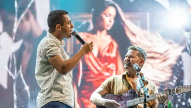 Cabo da PM surpreende público ao cantar com Eduardo Costa em show no interior de Goiás