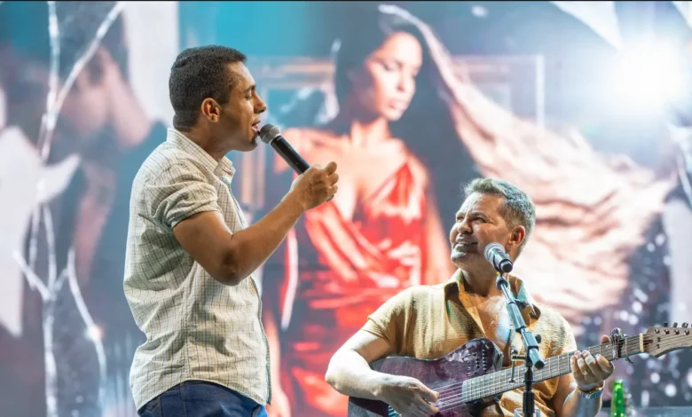 Cabo da PM surpreende público ao cantar com Eduardo Costa em show no interior de Goiás