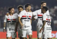 Calleri decide e São Paulo supera Internacional no Morumbis sob protesto da torcida