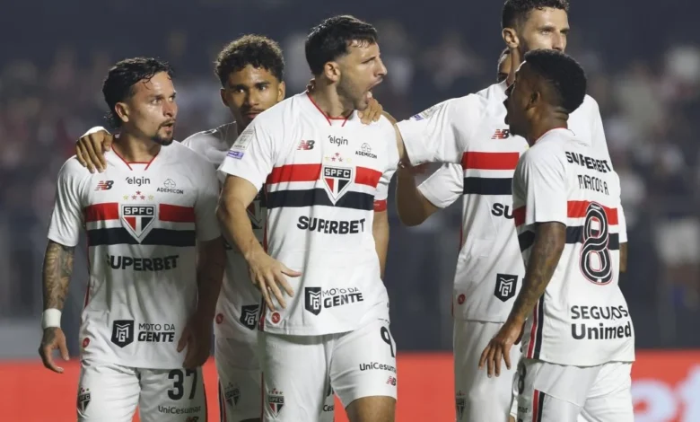Calleri decide e São Paulo supera Internacional no Morumbis sob protesto da torcida