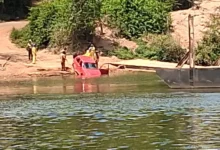 Carro submerge parcialmente no Rio das Almas após incidente em São Luiz do Norte