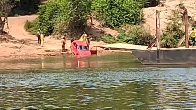 Carro submerge parcialmente no Rio das Almas após incidente em São Luiz do Norte