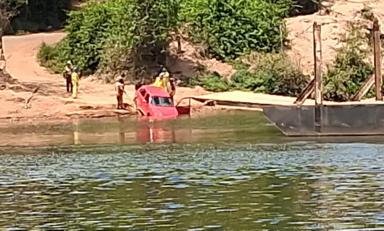 Carro submerge parcialmente no Rio das Almas após incidente em São Luiz do Norte