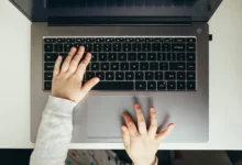 China propõe restrições severas ao uso de inteligência artificial por menores de idade