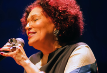 Cláudia Vieira comemora três décadas de trajetória musical em apresentação especial em Goiânia