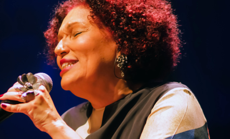 Cláudia Vieira comemora três décadas de trajetória musical em apresentação especial em Goiânia