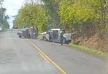 Colisão frontal entre carro e caminhonete deixa veículos destruídos na Go-020