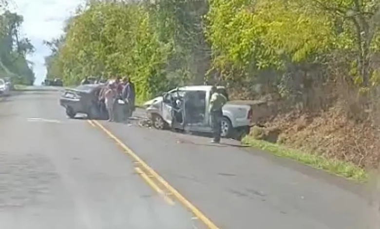 Colisão frontal entre carro e caminhonete deixa veículos destruídos na Go-020