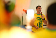 Dilema político de Flávio Bolsonaro diante do reajuste do Bolsa Família
