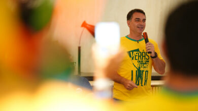Dilema político de Flávio Bolsonaro diante do reajuste do Bolsa Família