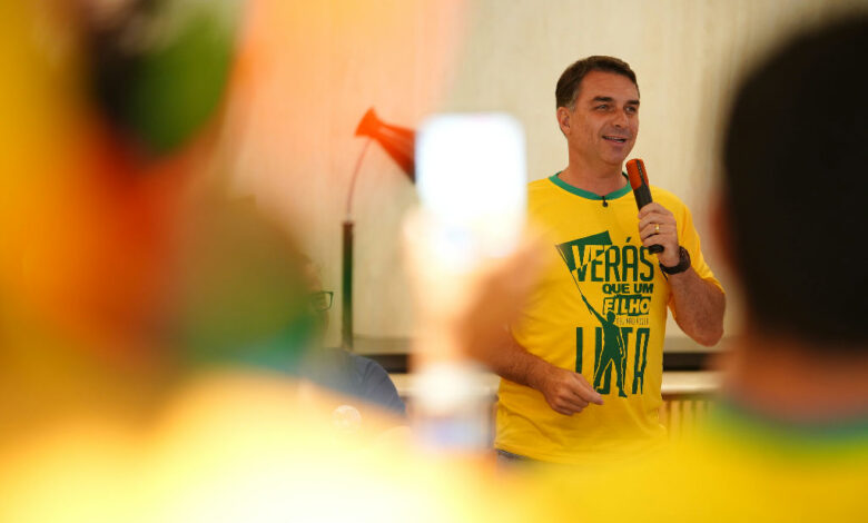 Dilema político de Flávio Bolsonaro diante do reajuste do Bolsa Família