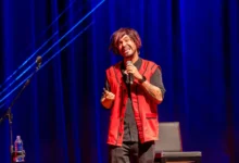 Diogo Almeida transforma desafios da rotina escolar em espetáculo de humor