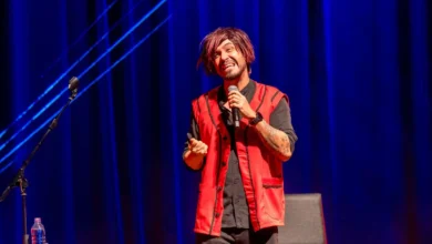 Diogo Almeida transforma desafios da rotina escolar em espetáculo de humor