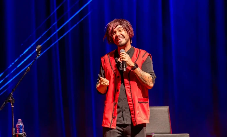 Diogo Almeida transforma desafios da rotina escolar em espetáculo de humor