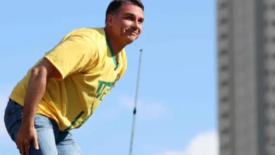 Documentos e mensagens apontam supostas irregularidades envolvendo Flávio Bolsonaro