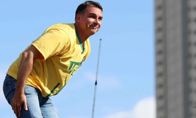 Documentos e mensagens apontam supostas irregularidades envolvendo Flávio Bolsonaro