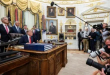 Emissoras americanas suspendem cobertura da Casa Branca em protesto contra Trump