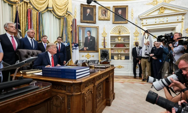 Emissoras americanas suspendem cobertura da Casa Branca em protesto contra Trump