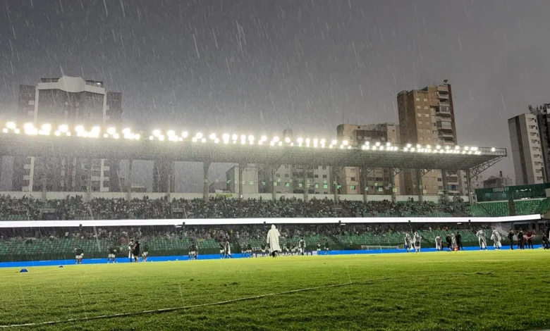 Escalações definidas para o clássico entre Goiás e Atlético sob chuva na Série B