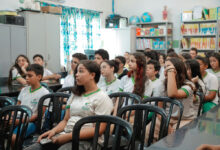 Escritor Sidney Vilela apresenta história de Senador Canedo em escola municipal