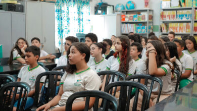 Escritor Sidney Vilela apresenta história de Senador Canedo em escola municipal