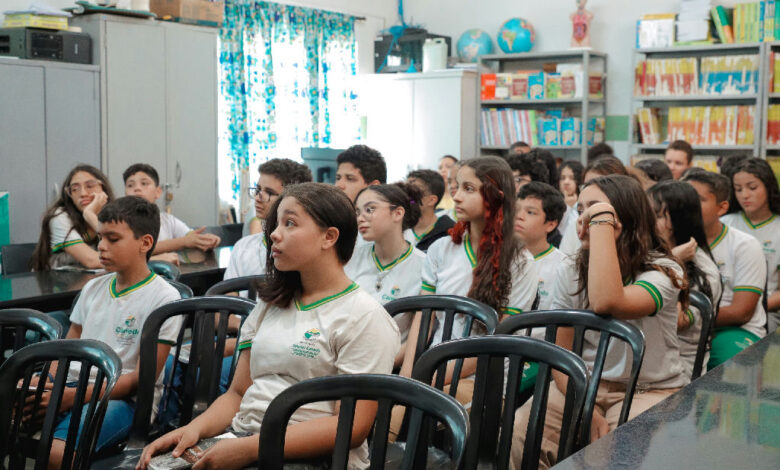 Escritor Sidney Vilela apresenta história de Senador Canedo em escola municipal