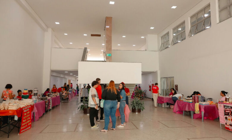 Feira das Mulheres Empreendedoras impulsiona negócios locais no Paço Municipal