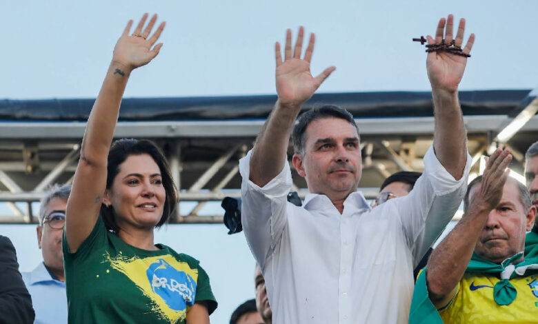 Financial Times traça paralelo entre clãs Bolsonaro e Trump ao apontar paranoia na política