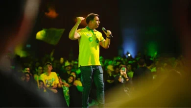 Flávio Bolsonaro acusa Lula de usar Bolsa Família para tentar comprar votos
