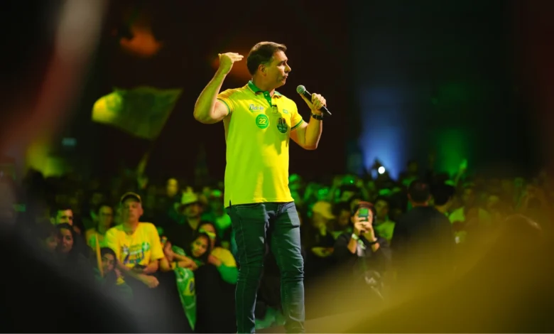 Flávio Bolsonaro acusa Lula de usar Bolsa Família para tentar comprar votos
