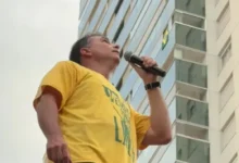 Flávio Bolsonaro classifica ataque com ovos em carreata como tentativa de homicídio