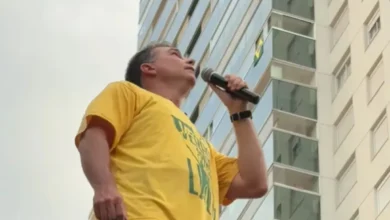 Flávio Bolsonaro classifica ataque com ovos em carreata como tentativa de homicídio