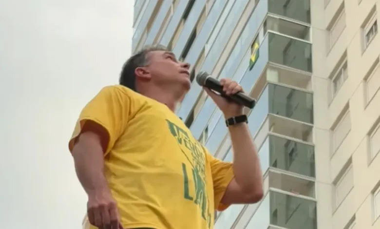 Flávio Bolsonaro classifica ataque com ovos em carreata como tentativa de homicídio