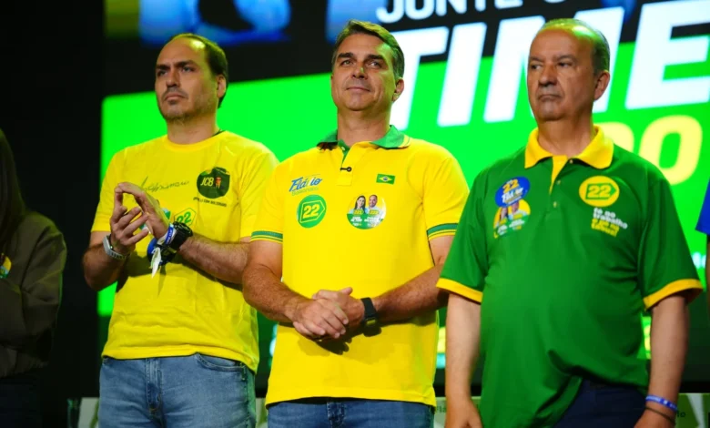 Flávio Bolsonaro promete revogar mais de 1.000 atos normativos em seu primeiro dia de governo